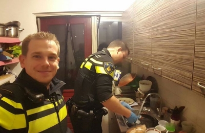 Policiais cuidam de crianças após emergência