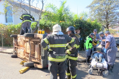 Carro capota após acidente. Falta de sinalização preocupa Bombeiros