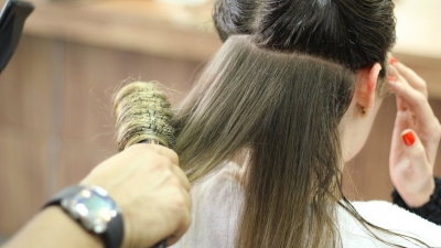 Anvisa proíbe distribuição de alisantes de cabelo, após encontrar substância cancerígena