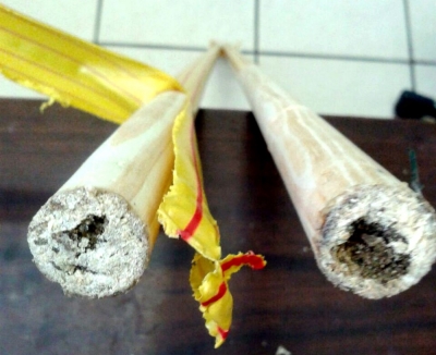 Mulher tenta entrar em presídio com droga escondida dentro de vassouras