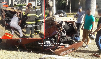 Carro capota e deixa motorista preso nas ferragens