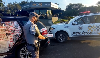 Homem é preso com BMW lotada de cigarros contrabandeados
