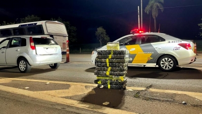 Casal com criança de 2 anos é preso com carro lotado de maconha