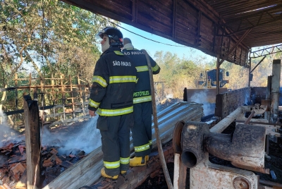 Incêndio destrói parte de madeireira e fogo só foi controlado pelos Bombeiros após seis horas