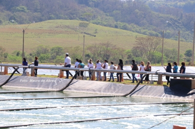 Prefeitura leva professores para conhecer obra do esgoto