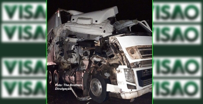 Motorista sai ileso após cabine de carreta ser destruída em acidente