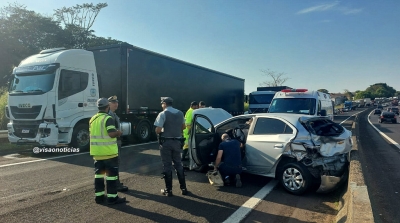 Mulher sofre ferimentos em acidente no Contorno em Marília
