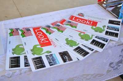 Prefeitura entrega kits de inglês para oito mil alunos