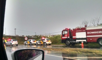 Manhã começa com chuva e acidentes na rodovia