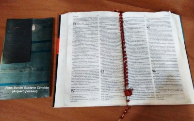 "A palavra de Deus permanece", afirma gerente de loja ao encontrar Bíblia intacta após incêndio