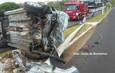 Carro bate em poste na via expressa e fere motorista