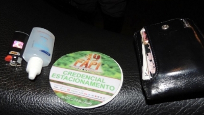 Jovem é preso com adesivos falsificados