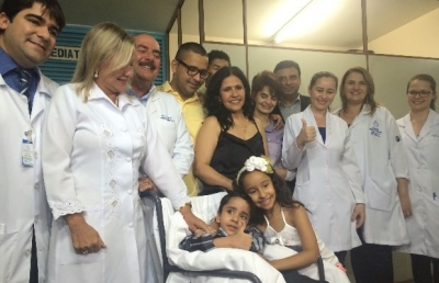 Gêmeo siamês separado do irmão volta para casa