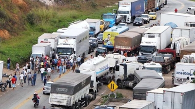 Protesto de caminhoneiros bloqueia estradas pelo país