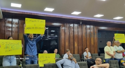 Sob protestos, Câmara reajusta salários do prefeito, vice e vereadores