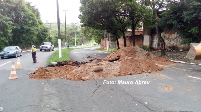 Chuva provoca interdição da Via Expressa Sampaio Vidal, em Marília