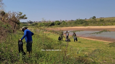Voluntários se mobilizam para limpar a represa Cascata em Marília