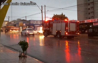 Fio de alta tensão se parte na Av. Santo Antônio