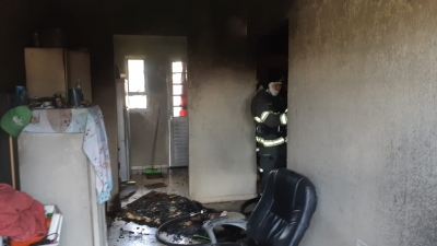 Homem alega traição, rapta mulher e põe fogo em casa