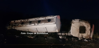 Carreta carregada com etanol tomba e causa vazamento