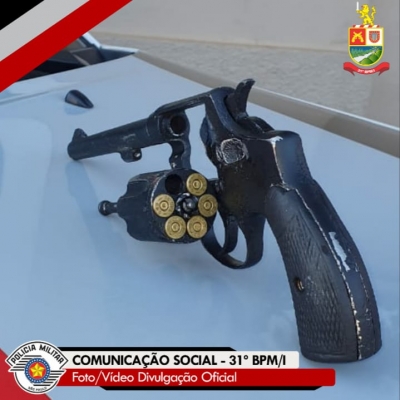  Homens são presos pela Polícia Militar com droga e arma, na região