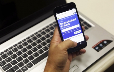 Receita paga hoje restituição de contribuintes que caíram na malha fina