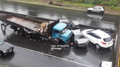 Engavetamento de veículos na rodovia do Contorno