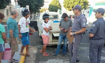 Kombi pega fogo no centro da cidade