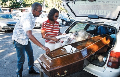 Corpo é trocado após voo e família só descobre no velório