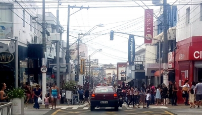 Lojas funcionam em horário especial no Carnaval