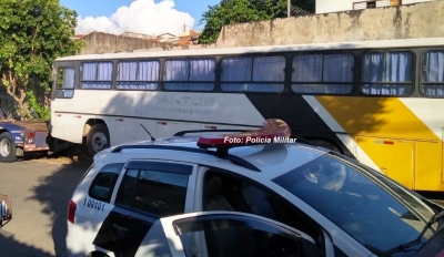 Motorista de ônibus faz manobra perigosa e provoca acidente
