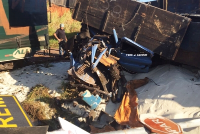 Milagre: motorista sai andando após carreta ser destruída por trem na região