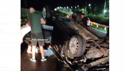 Chuva: carro capota na rodovia do Contorno em Marília