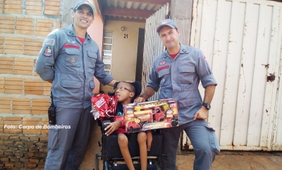 Bombeiros fazem visita e dão presentes à menino com necessidades especiais