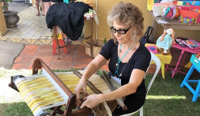 ARTE SUSTENTÁVEL: Sobras de lã e retalhos se revelam no tear de Rossana Cilento