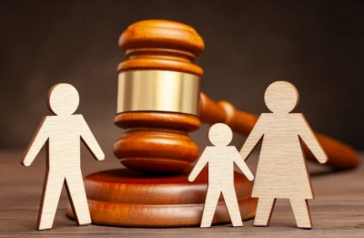 Mulher que devia R$ 4 mil de pensão alimentícia vai parar na cadeia