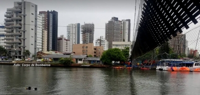 Ponte pênsil cede com 100 pessoas. Há feridos e desaparecidos