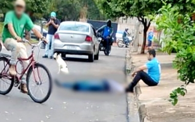 Após matar barbeiro a facadas, homem senta na rua ao lado da vítima para se entregar à polícia