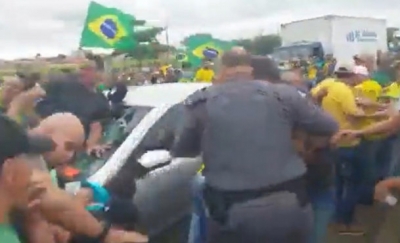 Motorista preso por atropelar grupo em bloqueio é denunciado por 16 tentativas de homicídio