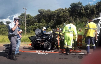 Engavetamento na SP-333 mata uma pessoa e fere cinco