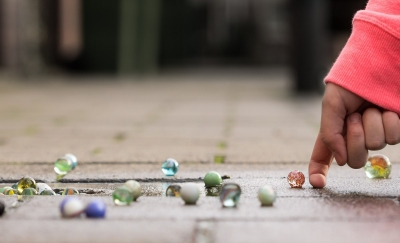 Bebê de um ano morre após engasgar com bolinha de gude