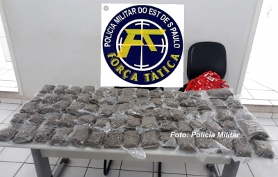 Homem é preso pela Força Tática tentando embarcar drogas na rodoviária de Marília