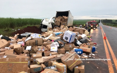 Carreta derrapa e provoca acidente na SP-333