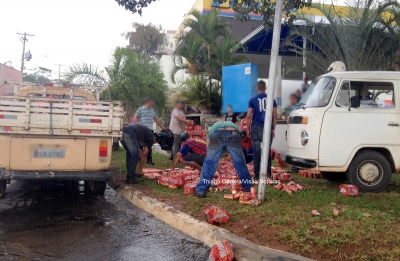 População saqueia carga de cerveja na SP-294