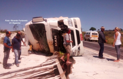 Carreta carregada com farinha tomba na SP-333