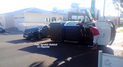 Violência no trânsito: caminhonete tomba após batida na av. das Esmeraldas