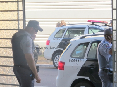 Bandidos amarram comerciantes durante assalto