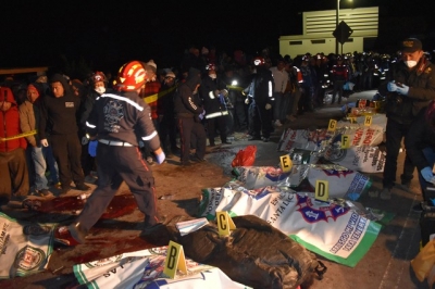 Veiculo avança sobre pedestres, mata 18 e motorista foge