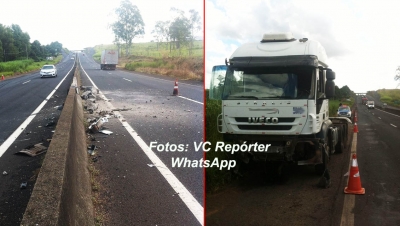 Motorista perde controle bate carreta  em mureta e fere ajudante