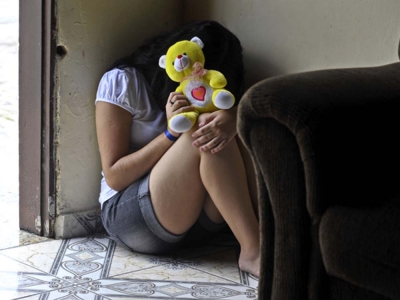 Garota de 15 anos recebe vídeo pelo celular e descobre que foi abusada em festa.